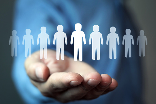 paume de main avec ligne de bonhommes au dessus