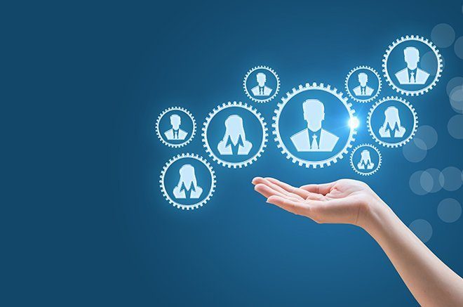 main portant des bulles avec des dessins d'hommes et de femmes